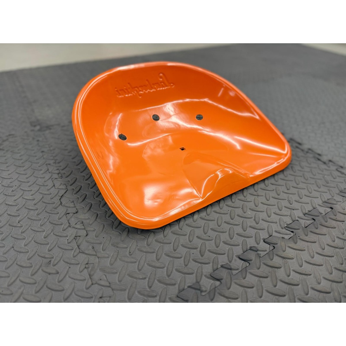 Seduta arancione verniciata a polvere – Ricambio per trattori Lamborghini | Traktormanufaktur