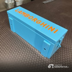 Lambo-Box Azzurra – Lamiera d'Acciaio con Rilievo "LAMBORGHINI" – Resistente & funzionale