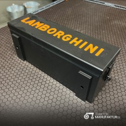 Lambo-Box Nera – Lamiera d'Acciaio con Rilievo "LAMBORGHINI" – Resistente & funzionale