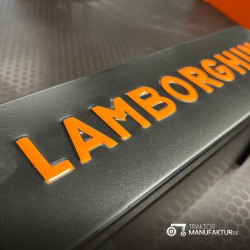 Lambo-Box Nera – Lamiera d'Acciaio con Rilievo "LAMBORGHINI" – Resistente & funzionale