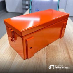 Werkzeugbox Traktormanufaktur orange gepulvert mit gelasertem Schriftzug | Exklusiv bei Traktormanufaktur