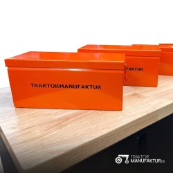 Werkzeugbox Traktormanufaktur orange gepulvert mit gelasertem Schriftzug | Exklusiv bei Traktormanufaktur