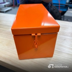 Werkzeugbox Traktormanufaktur orange gepulvert mit gelasertem Schriftzug | Exklusiv bei Traktormanufaktur