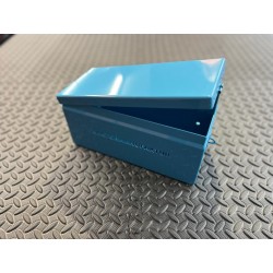 Werkzeugbox Traktormanufaktur blau gepulvert mit gelasertem Schriftzug | Exklusiv bei Traktormanufaktur